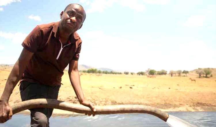 বনের প্রাণীদের পানি খাইয়ে যে সুখ প্যাট্রিকের