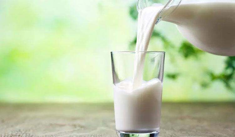 আদর্শ খাবার দুধ কেন খাবেন, কখন খাবেন না