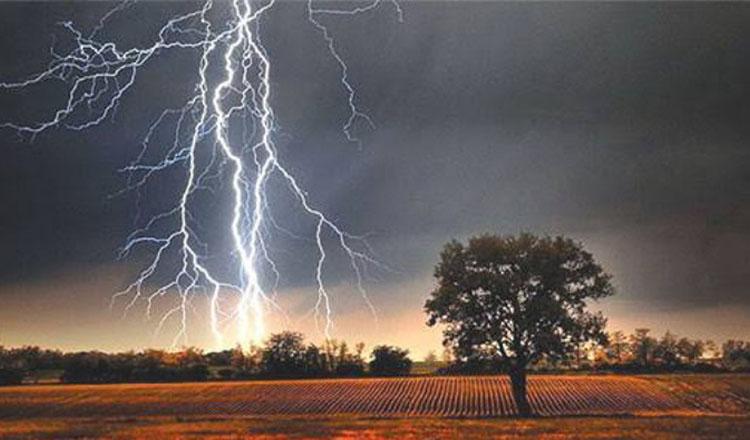বজ্রপাত থেকে বাঁচতে করণীয়