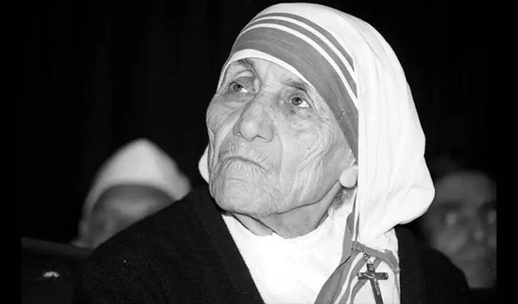 ‘হাসি অনেক কিছুর উত্তর দিতে পারে, যে যখন যেমনটা ইচ্ছে বুঝে নেয়।’