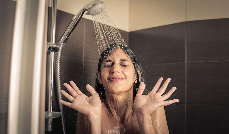 ঠান্ডা পানিতে গোসলের যত উপকারিতা