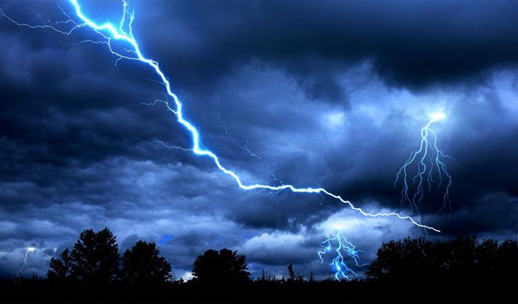 বজ্রপাত থেকে বাঁচবেন যেভাবে